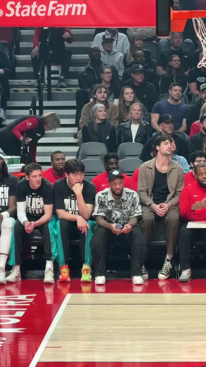 kaiyun-静静等待机会！小吧拍到杨瀚森坐在利拉德旁 认真观察场上局势