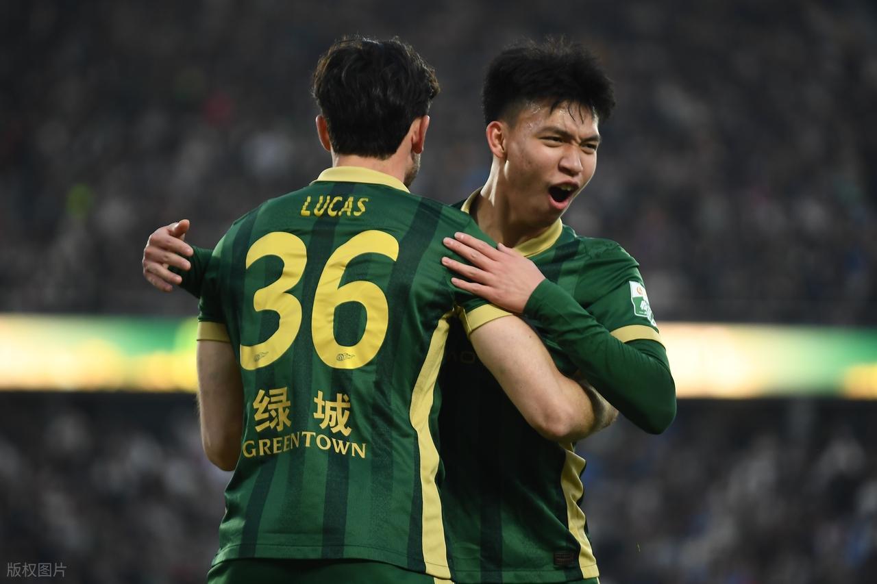 开云官网-王钰栋锦上添花脱衣庆祝被吐槽发型丑，知道是谁操刀后改口：帅！